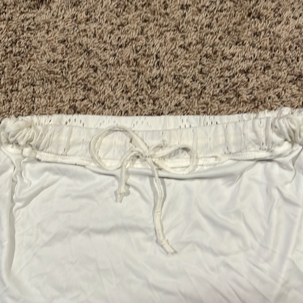 🆑FINAL PRICE‼️. BCBG size medium white skirt with detailed band and bow - Picture 2 of 5